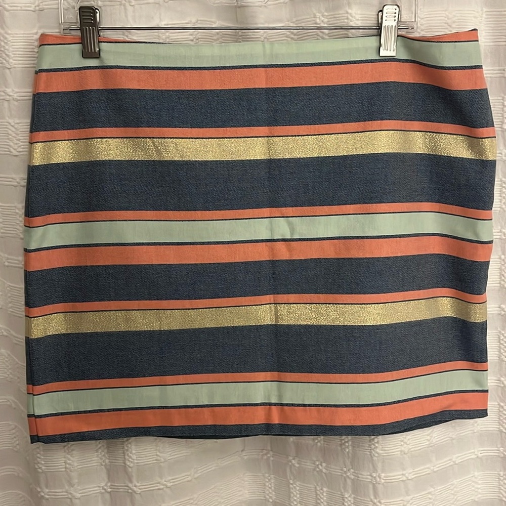 NWT- Gap women’s skirt size 10 mini striped skirt with great lines